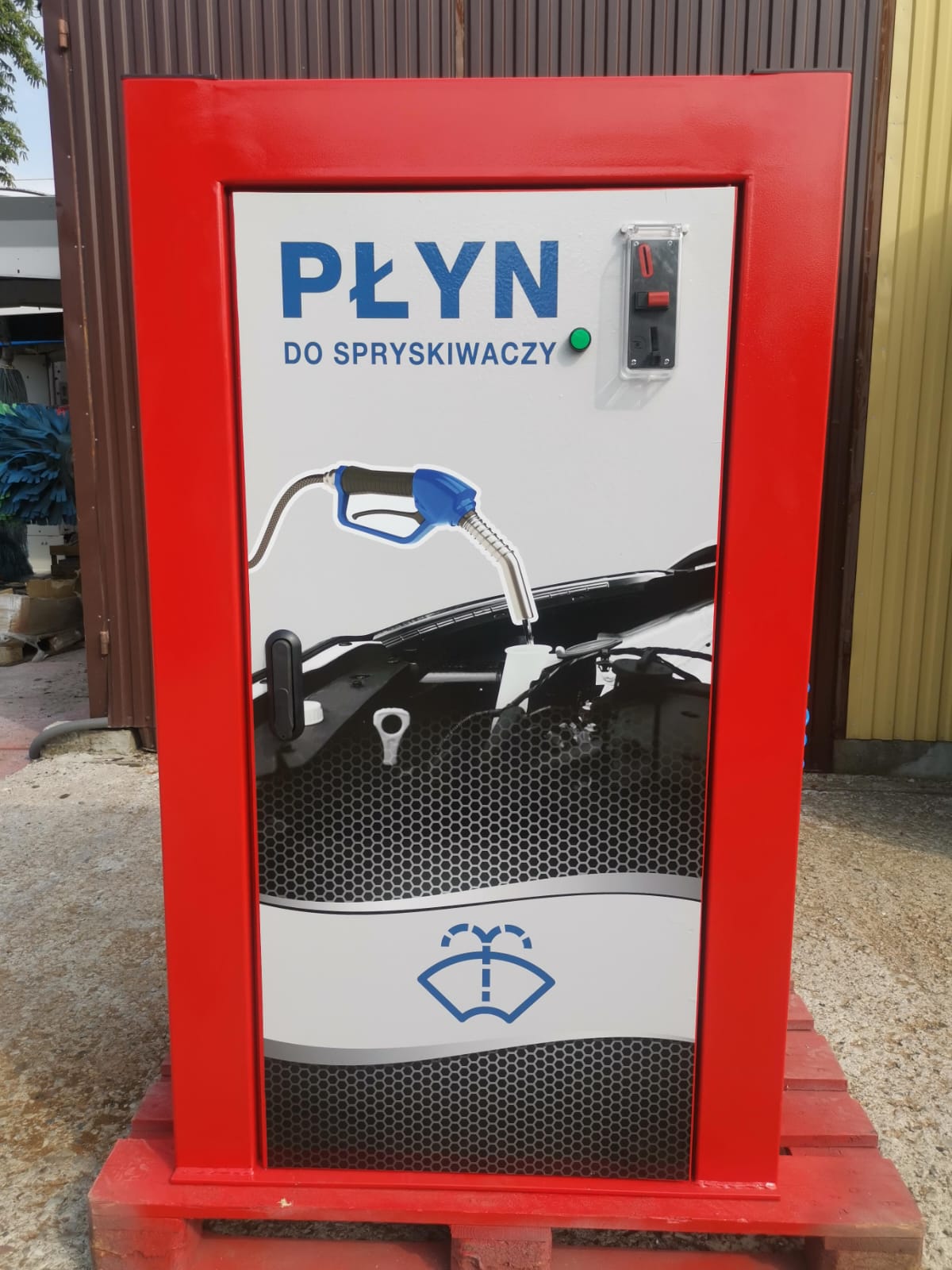 Automat płynu do spryskiwaczy na czerwonej podstawie