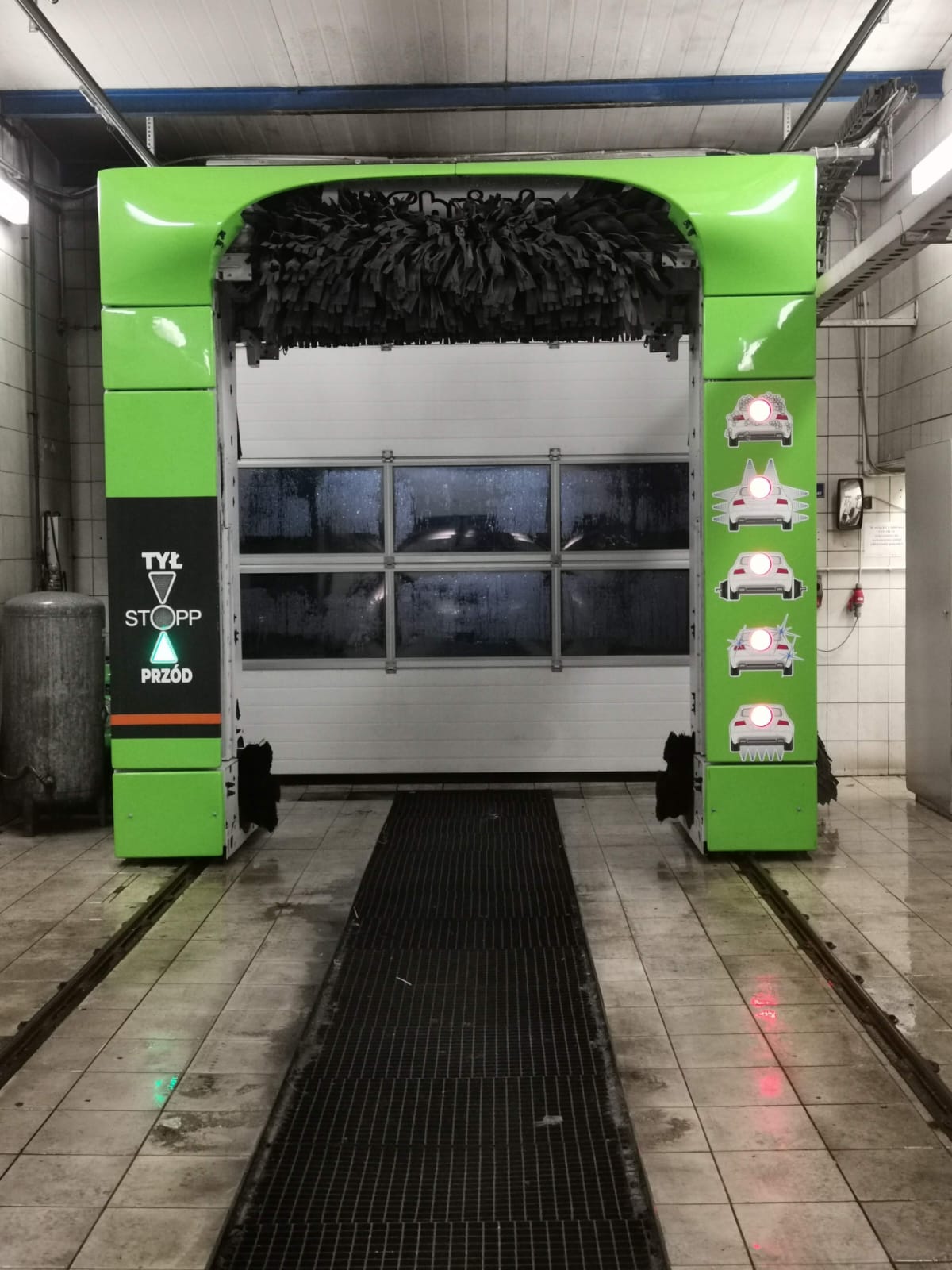 Zielona myjnia tunelowa z systemem szczotek i wyświetlaczem