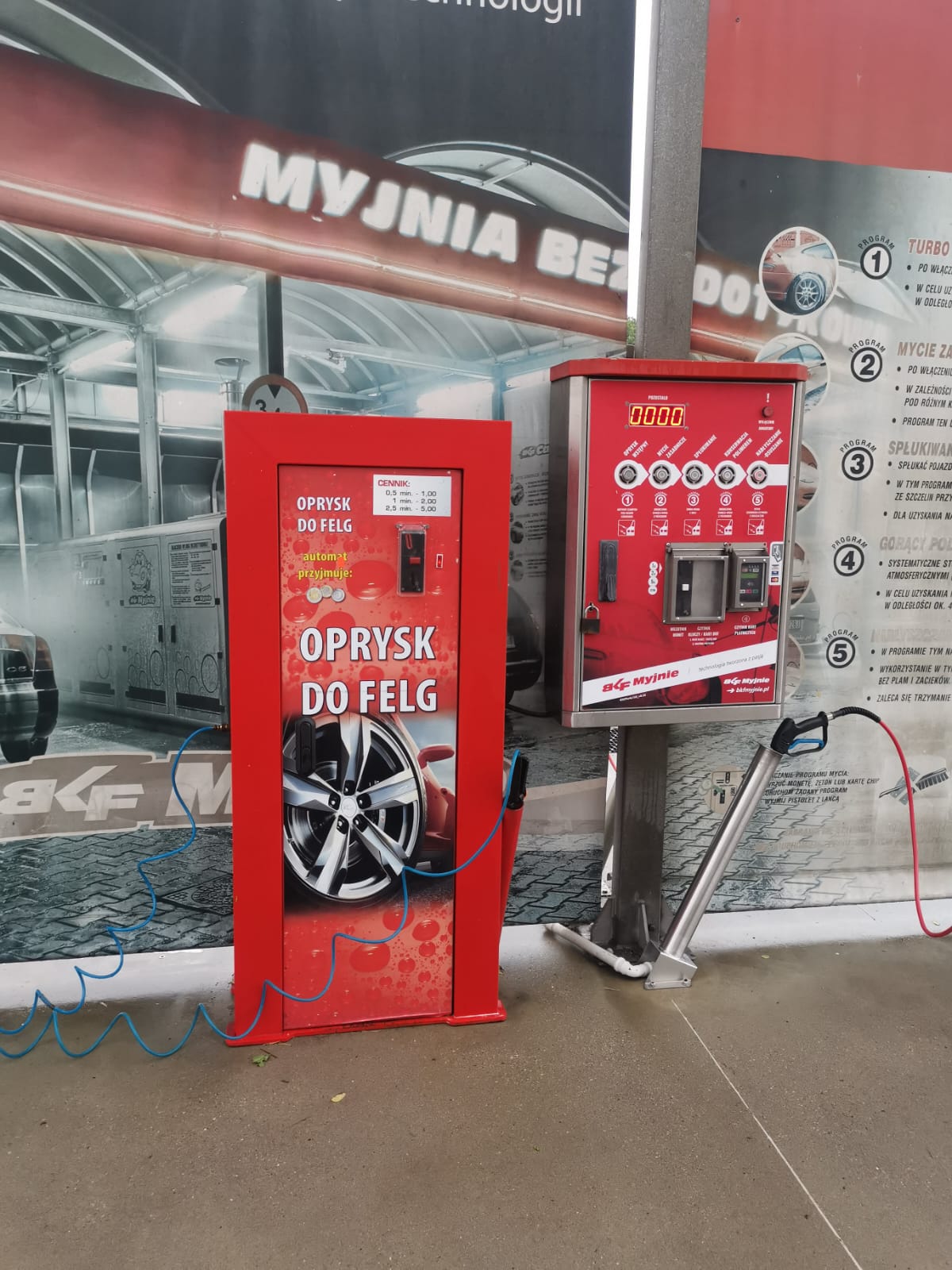 Stacja oprysku do felg z automatem do sprzedaży