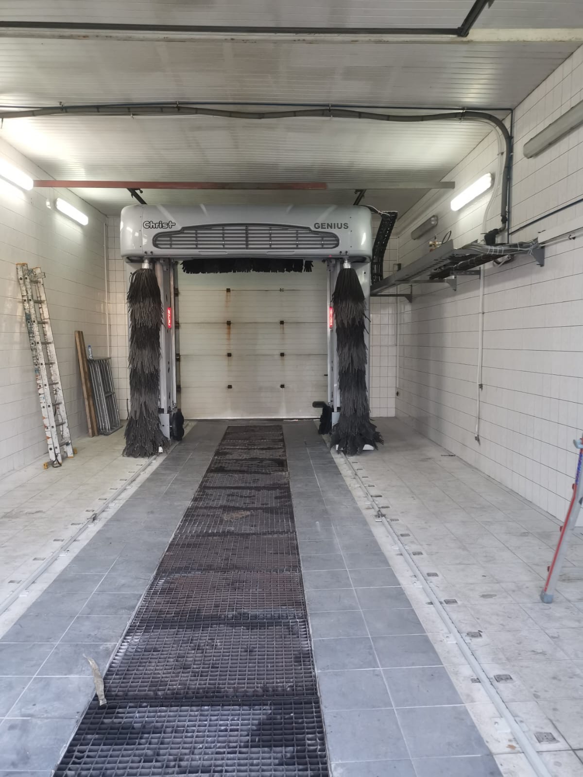 Automatyczna myjnia samochodowa - widok tunelu z systemem szczotek