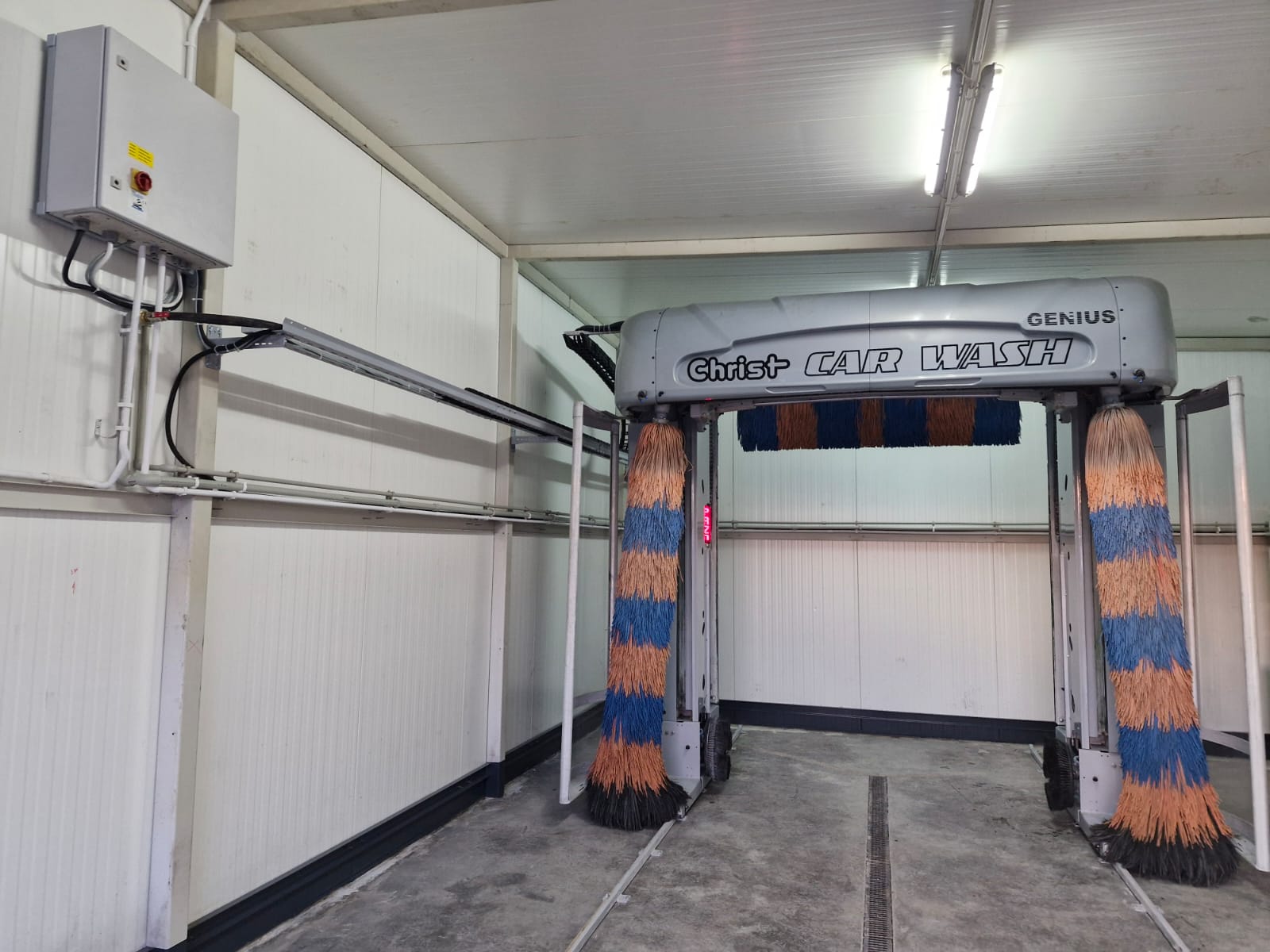 Myjnia Christ Car Wash Genius z pomarańczowo-niebieskimi szczotkami