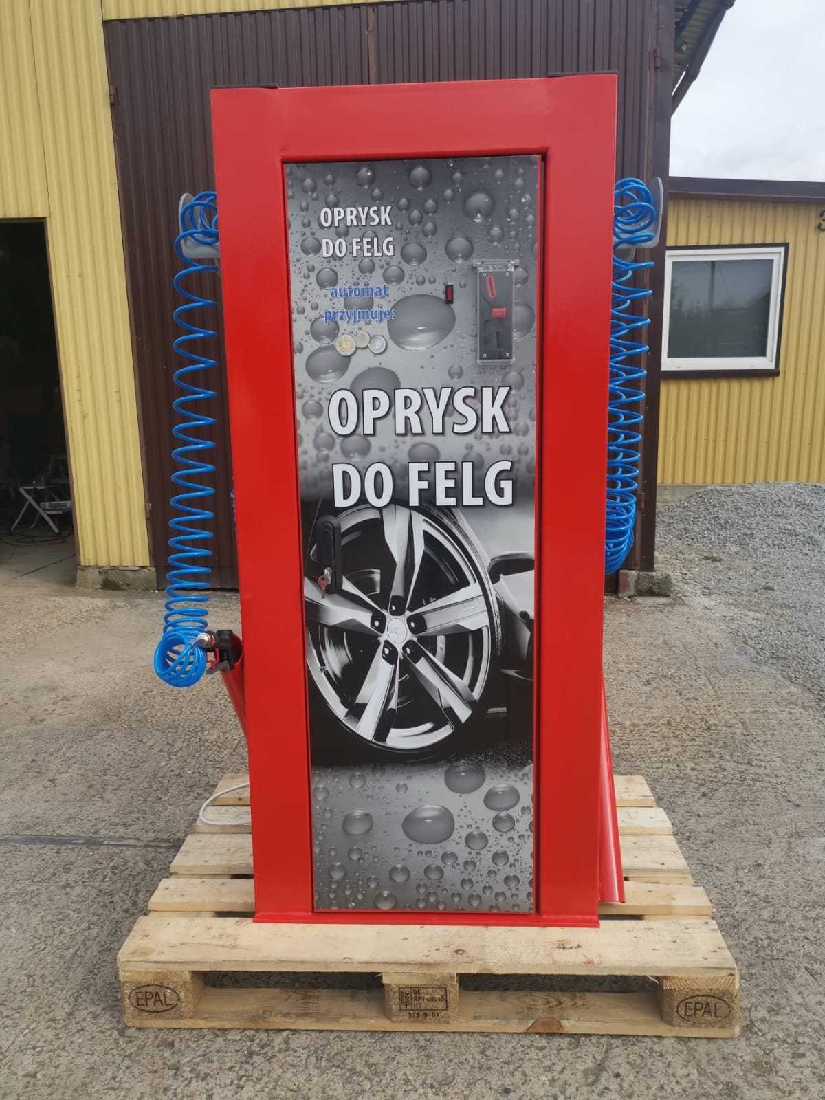 Czerwony automat do sprzedaży oprysku do felg